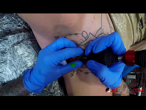 ❤️ Extreem getatoeëerde hottie Sully Savage kreeg een tatoeage op haar clitoris Sluts at nl.pornokey.ru ❤